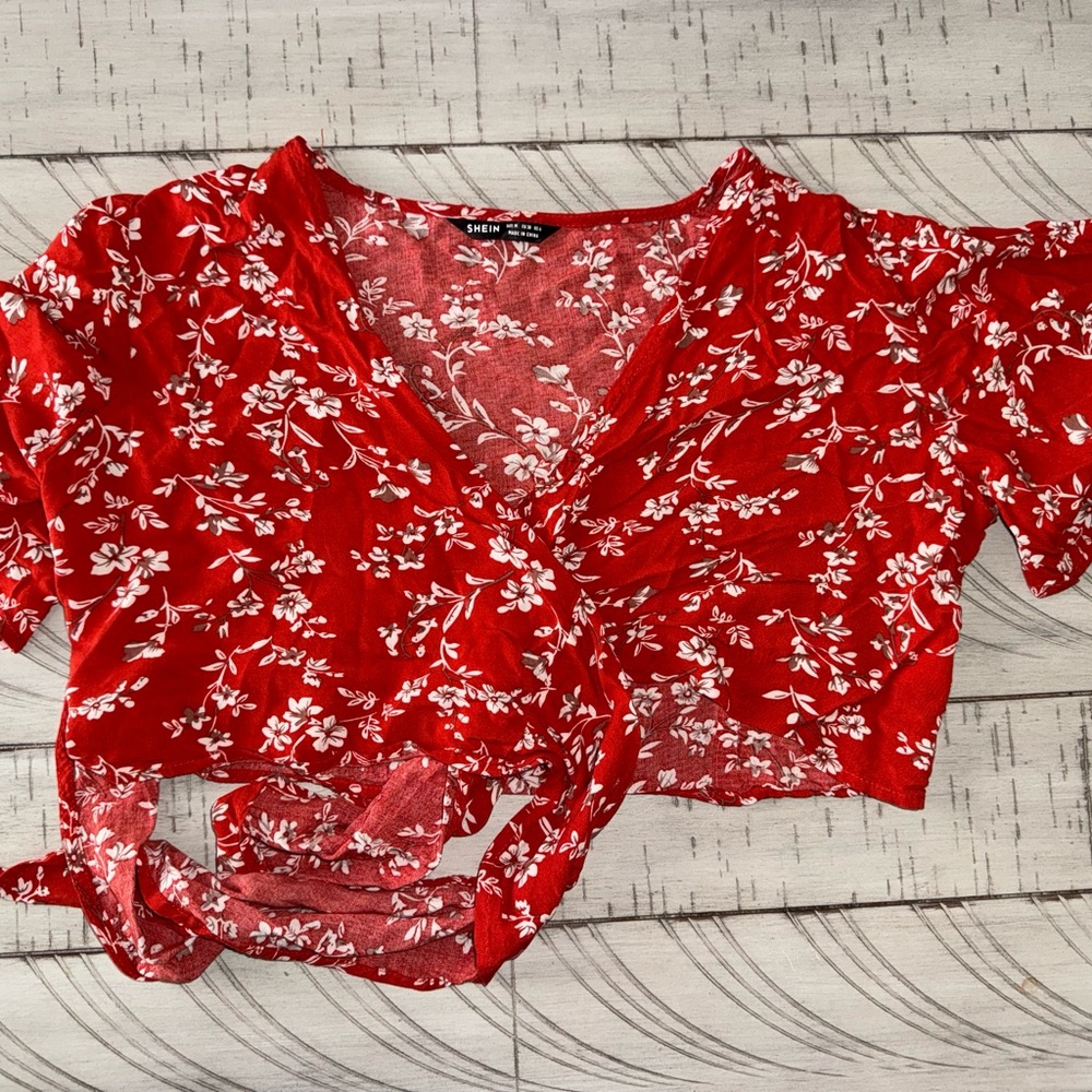 SHEIN Red and White Floral Cropped Blouse